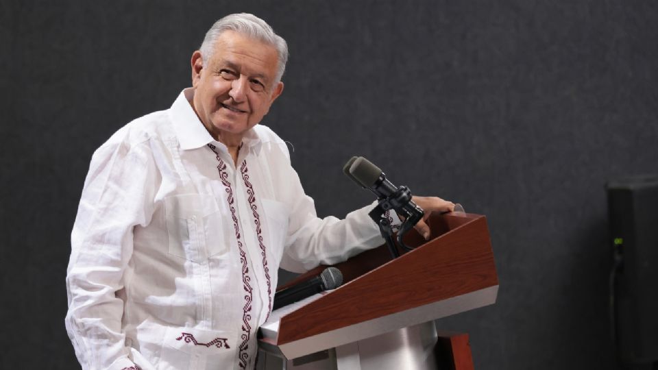 El presidente Andrés Manuel López Obrador durante su rueda de prensa matutina en el municipio de Salina Cruz (México).