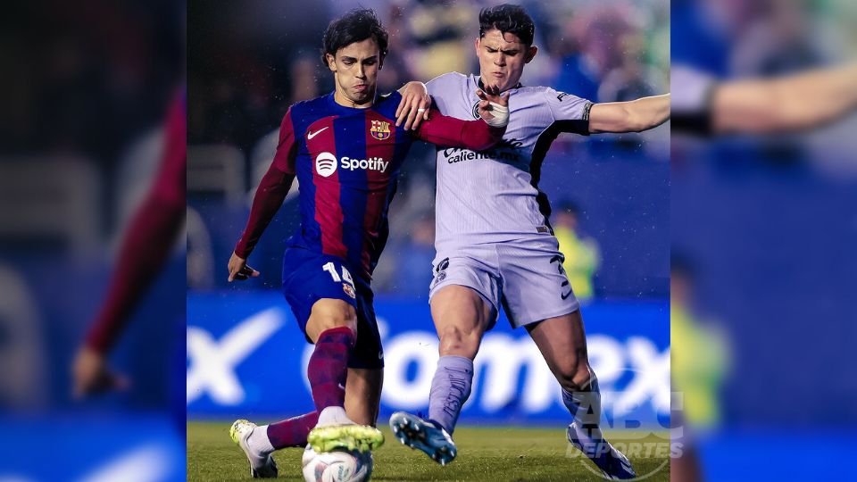 Israel Reyes y Joao Félix disputando la pelota.