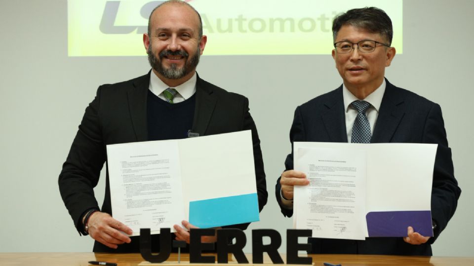 Jesús Barraza, director de U-ERRE y Ji Young-do, presidente de LS Automotive.