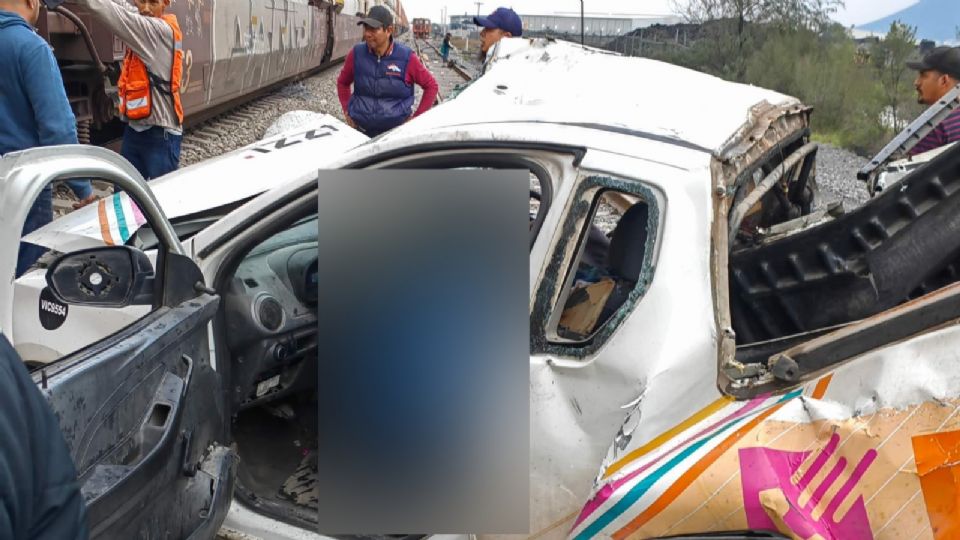 Muere hombre en Escobedo tras impactar camioneta con tren