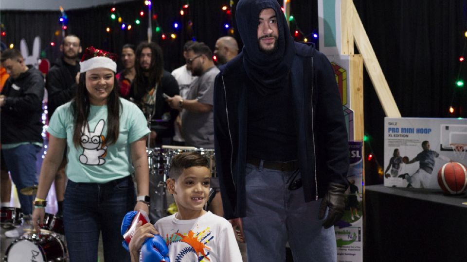 El cantante Bad Bunny entrega regalos hoy, en el centro de convenciones, en San Juan (Puerto Rico).