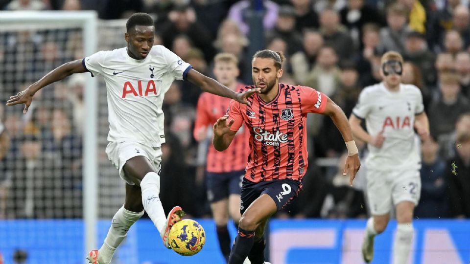 Pape Matar Sarr de Tottenham Hotspur (L) y Dominic Calvert-Lewin de Everton.