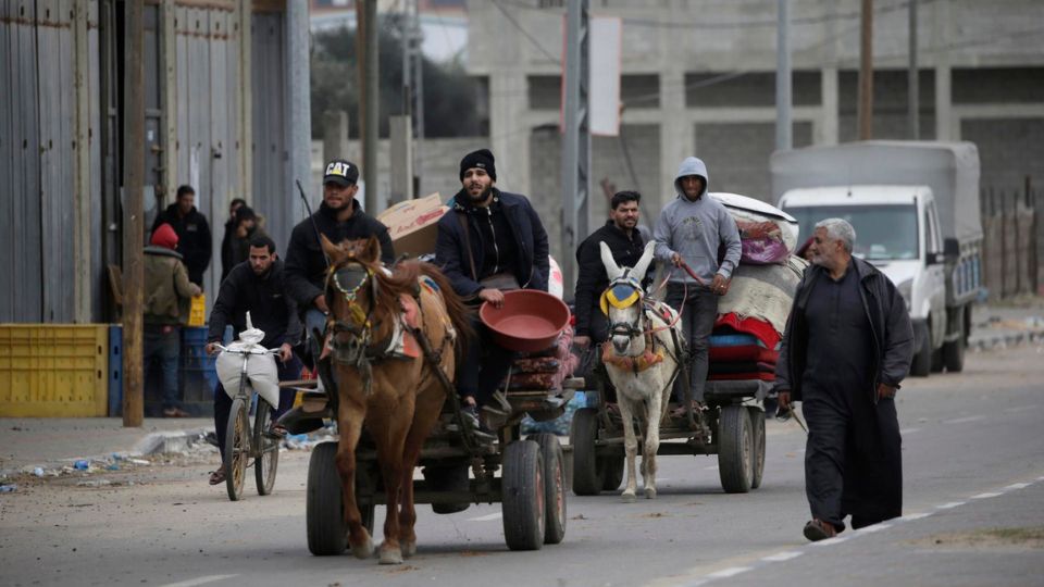 Residentes de los campos de refugiados de Al Nuseirat y Al Bureij son desalojados tras una advertencia israelí sobre un aumento de las operaciones militares en los campos de Franja de Gaza.