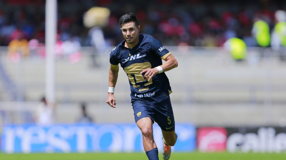 Jesús Molina disputando un partido con Pumas durante el Apertura 2023.