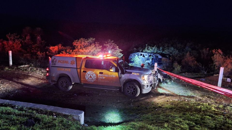 La camioneta volcó hacia un barranco.