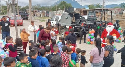 Policías de Fuerza Civil entregan juguetes a niños de Monterrey