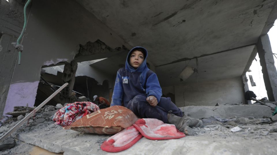 Un niño palestino observa los escombros de la casa destruida de la familia Manasra después de un ataque aéreo israelí en el sur de la Franja de Gaza el 25 de diciembre de 2023.