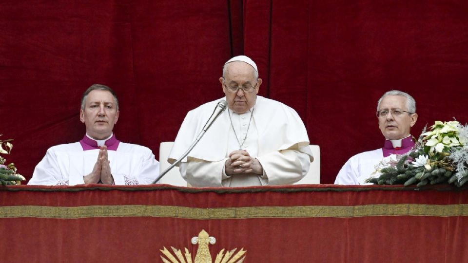 Una imagen proporcionada por Vatican Media muestra al Papa Francisco (C) liderando la oración Urbi et Orbi desde el balcón de la Basílica de San Pedro en el Vaticano con motivo de la Navidad, Ciudad del Vaticano, 25 de diciembre de 2023.