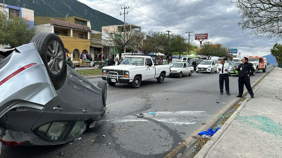 Los autos que participaron en la volcadura de Eloy Cavazos.