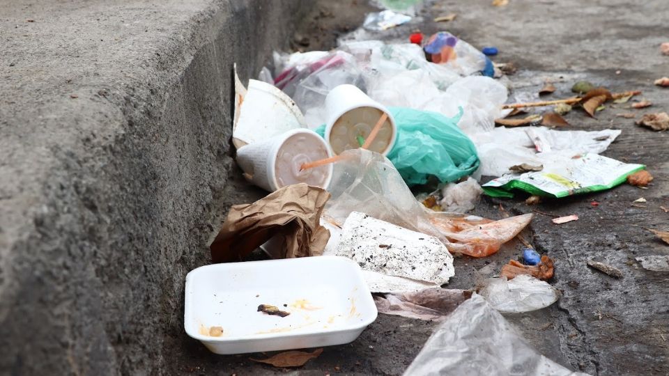 Basura en calle de Monterrey.