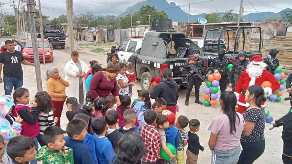 Niños recibiendo regalos.