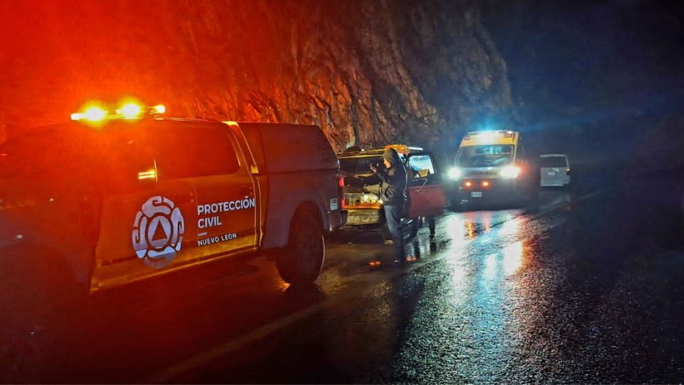 Camioneta se impacta con barranco en Iturbide