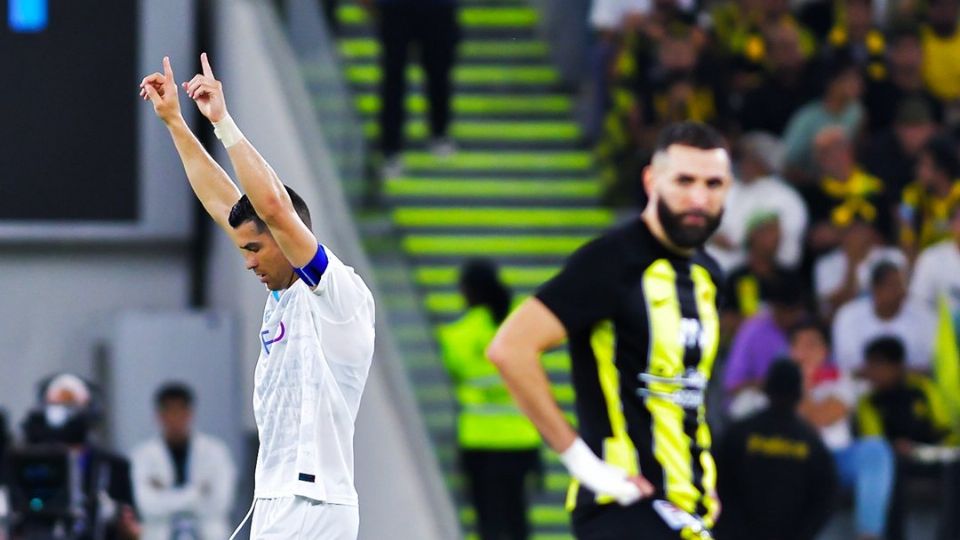 Cristiano Ronaldo festeja uno de sus dos goles con el Al Nassr frente al Al Ittihad.