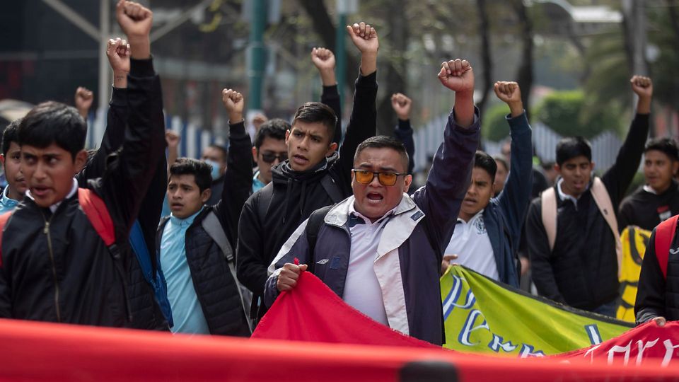 Manifestantes marcharon durante “La 111 acción global por Ayotzinapa”.