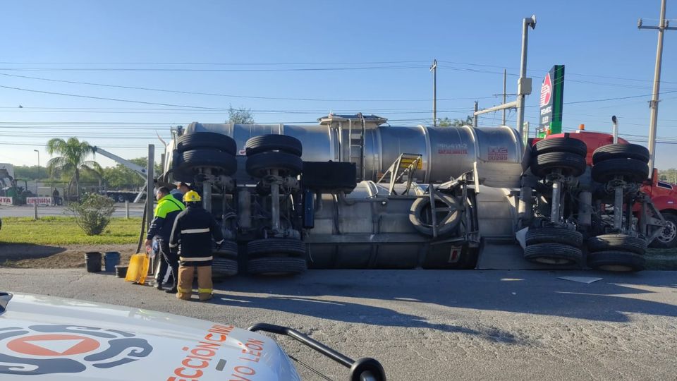 Autotanque volcado en Cadereyta Jiménez | @PC_NuevoLeon