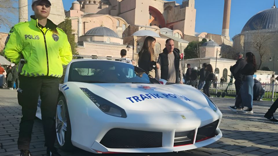 Policías de Estambul tendrán autos de lujo | X / @F1Haberler