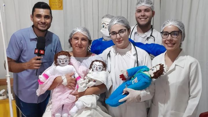 Mujer casada con muñeco anuncia el nacimiento de dos hijas en Brasil
