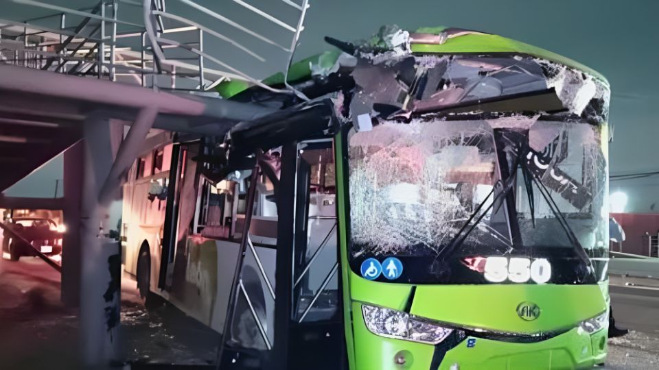 Camión se impacta contra puente peatonal en Salinas Victoria