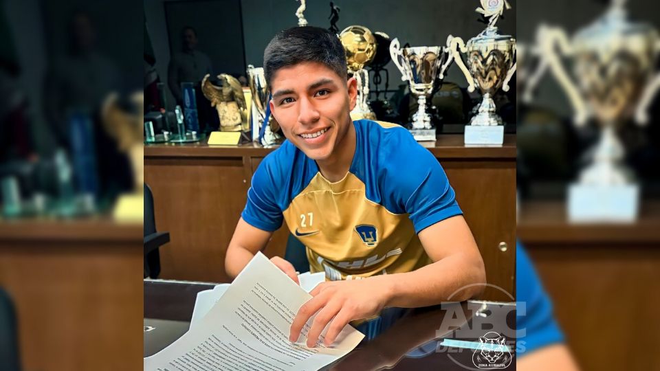 Piero Quispe durante a firma de contrato como jugador de Pumas.