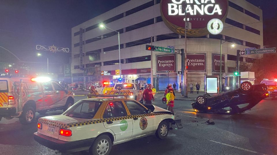 Choque entre taxi y auto particular en Monterrey