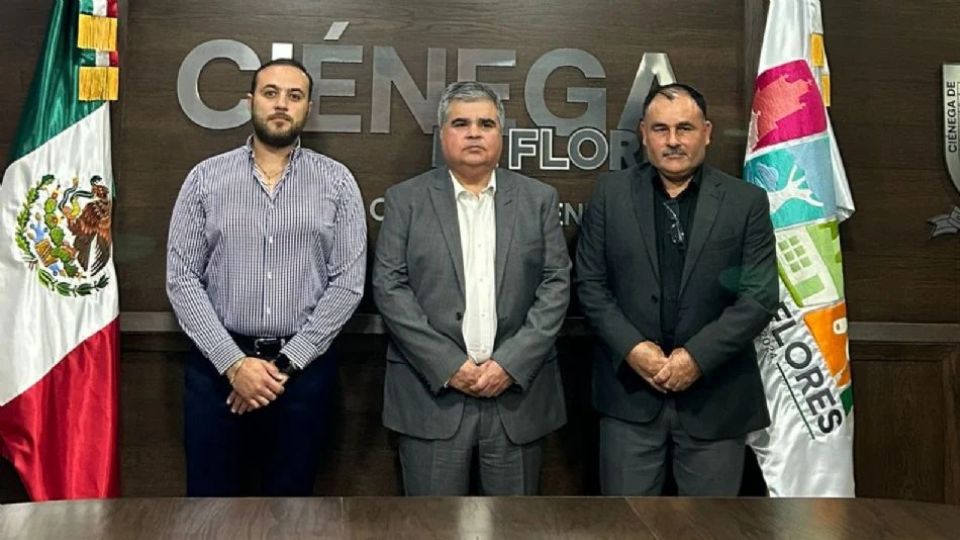 Carlos Ruvalcaba (centro), renunció a la secretaría de Seguridad de Ciénega de Flores