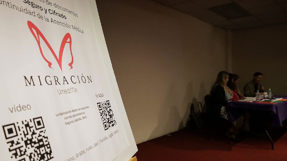 Activistas participan en la presentación de la aplicación Umed.Me para el historial médico de migrantes, el 30 de noviembre de 2023, en Tijuana, Baja California