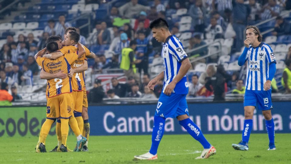 Jugadores de San Luis festejan el pase a la semifinal después de vencer a Rayados.