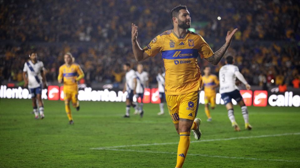 André Pierre Gignac festejando su primer gol de la noche Puebla.