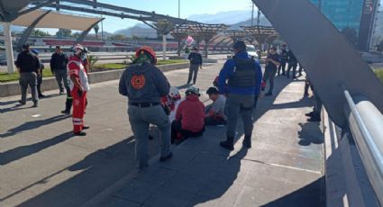 Protección Civil y Cruz Roja salvan a hombre de caer en Multimodal Zaragoza, en Monterrey