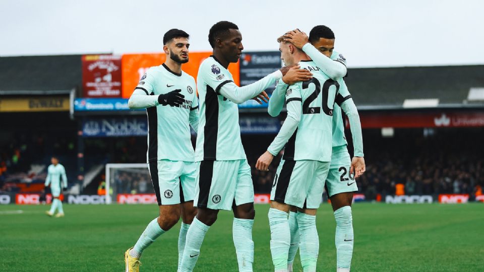 Cole Palmer celebra uno de sus dos goles ante Luton Town junto a sus compañeros