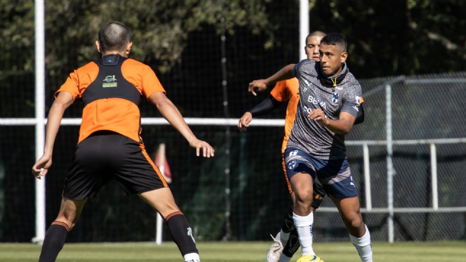 Luis Romo disputa el balón en el amistoso que se disputó en El Barrial entre Rayados y Correcaminos.