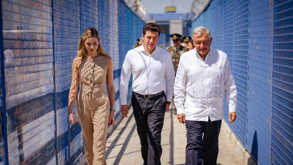 Presidente López Obrador junto a Mariana Rodríguez (izquierda) y Samuel García (centro)