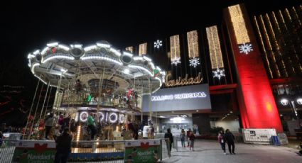 Regios disfrutan de las atracciones navideñas en Monterrey