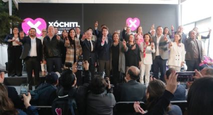 Acompañada por sus hijos, Xóchitl Gálvez presenta a su equipo de precampaña