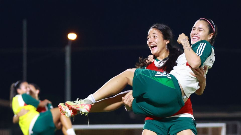 Rebeca Bernal junto a Jacqueline Ovalle durante un entrenamiento de la Selección Mexicana