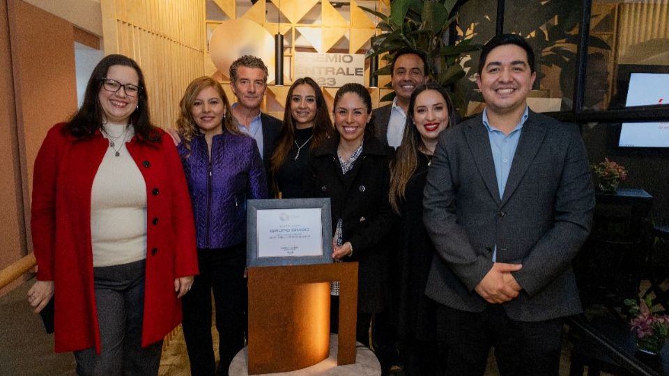 El equipo de Grupo Bimbo recibió el reconocimiento como empresa incluyente.