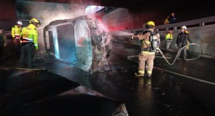 Tras volcarse, auto se incendia en avenida Constitución, Monterrey