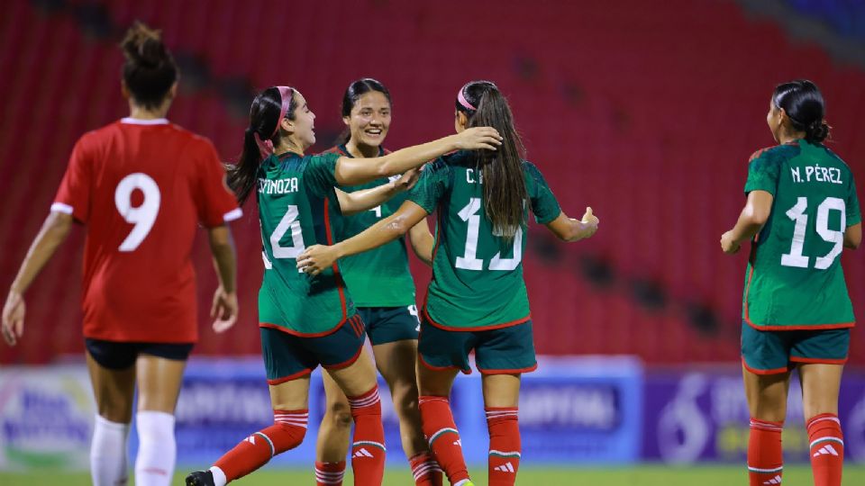 Cristina Ferral celebra su anotación ante Trinidad y Tobago con Greta Espinoza y Rebeca Bernal