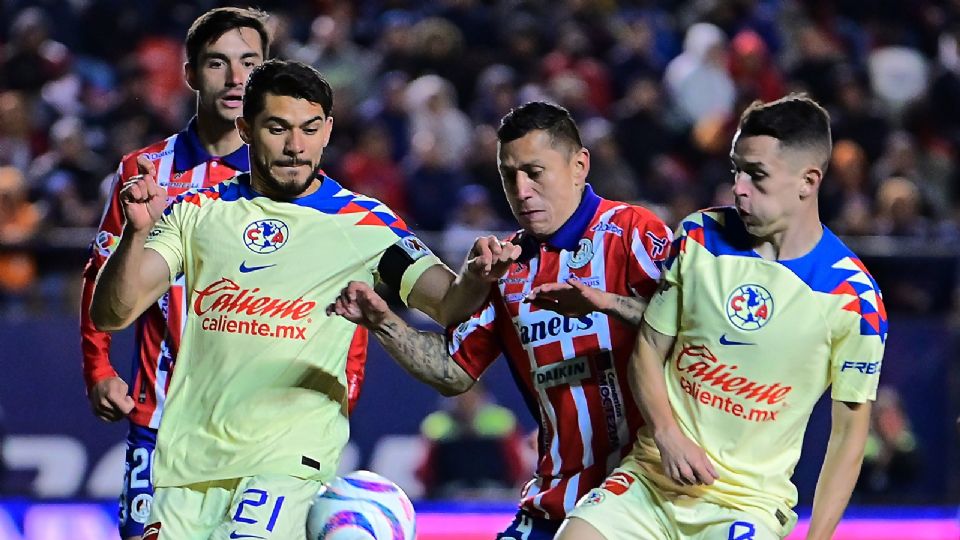 Henry Martin (I) y Alvaro Fidalgo (D) del America disputan el balón con Julio Cesar Dominguez (C) del San Luis durante el juego de la jornada 15 del Torneo Apertura 2023