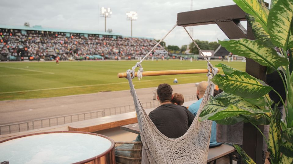 Con un pago 599 pesos para turistas y 499 para gente local, un aficionado puede acceder a la zona VIP Tourist Lounge del Estadio Andrés Quintana Roo, que incluye hamacas, mesas, jacuzzi y barra libre de cervezas.