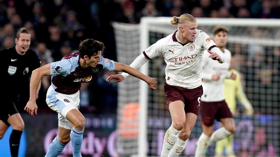 Pau Torres de Aston Villa en acción contra Erling Haaland de Manchester City durante el partido de la Premier League.