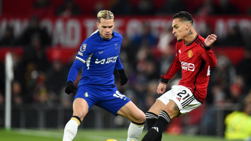 Antony del Manchester United en acción contra Mykhailo Mudryk del Chelsea durante la Premier League .