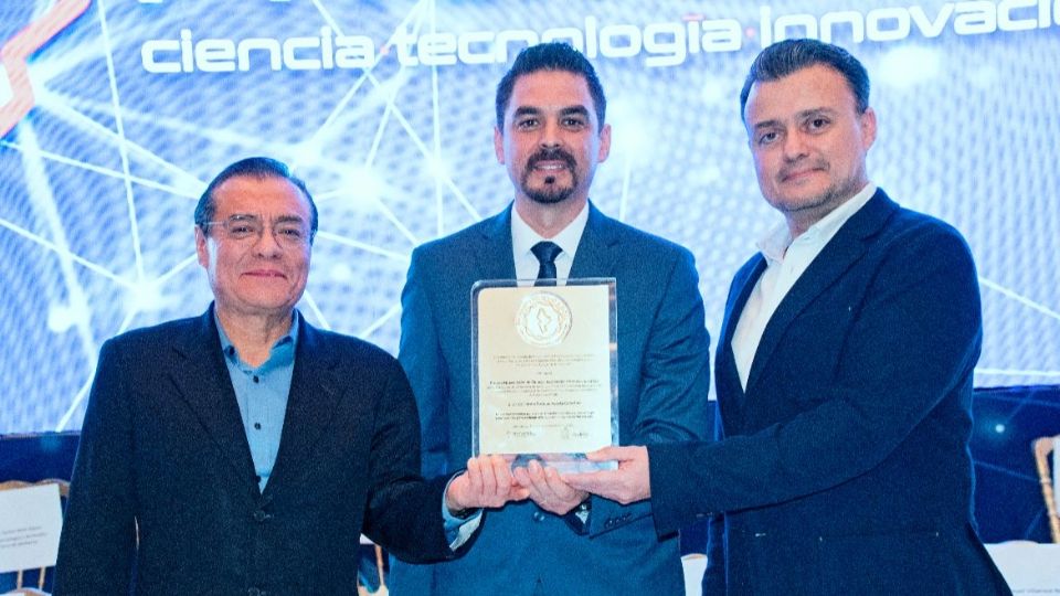 El doctor Guillermo Enrique Acosta González recibió este premio.