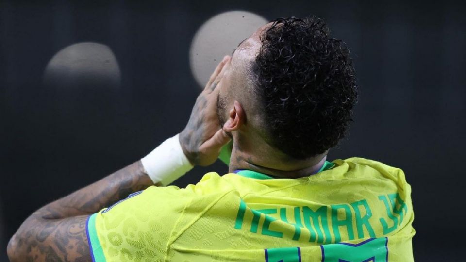 Neymar lamentó el descenso del Santos, el club donde arrancó su carrera, a la segunda división de la liga brasileña.