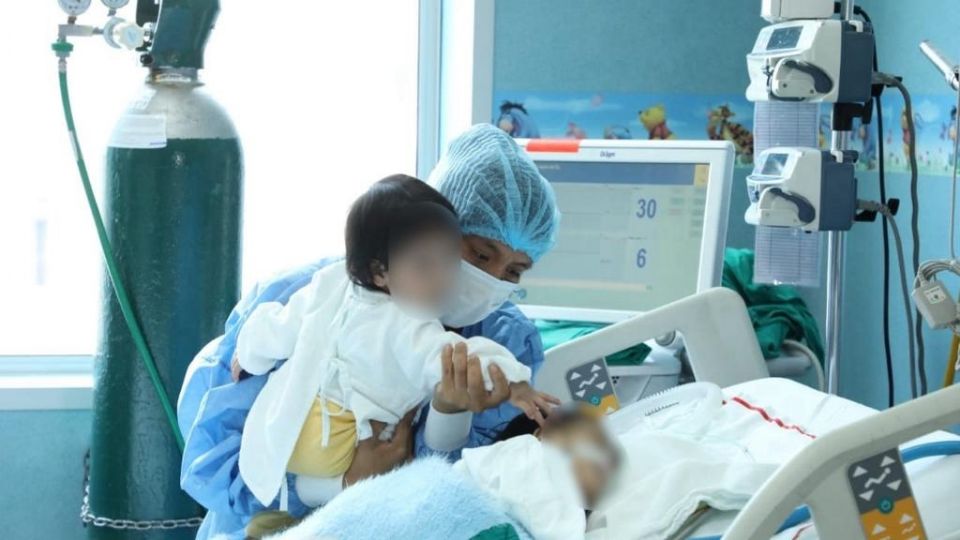 Fotografía cedida hoy por el Ministerio de Salud (Minsa) del Perú que muestra la favorable recuperación de dos gemelos siameses tras su cirugía