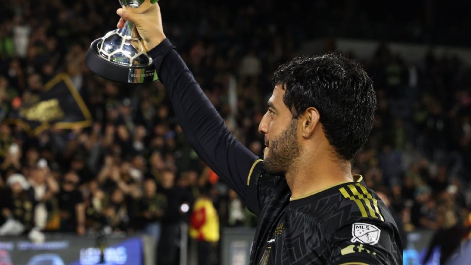 Carlos Vela levantando el titulo de la conferencia oeste