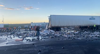 Tráiler se queda sin frenos, choca camioneta que se encontraba en caseta y mata a 2