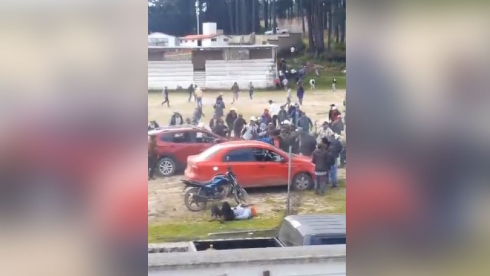 Pobladores se enfrentan a miembros del crimen organizado en Edomex