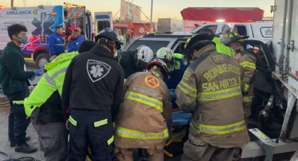 Camioneta se estrella con camión, persona quede prensada en Monterrey