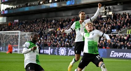 Liverpool, con triunfo agónico, sigue luchando por la cima de la Premier League